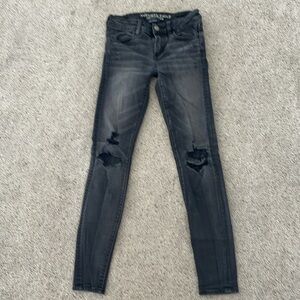AMERICAN EAGLE BLACK DISTRESSED SKINNY JEANS - women's 0 - SO flattering !